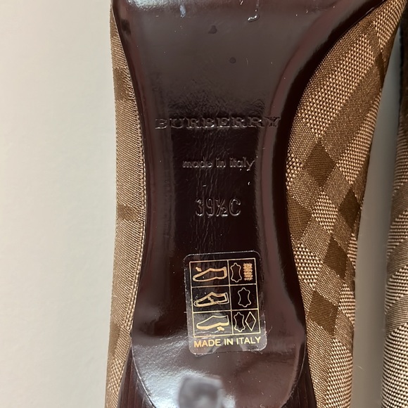 Brand new Burberry brown canvas and patent leather fridge detail pumps - Picture 8 of 10